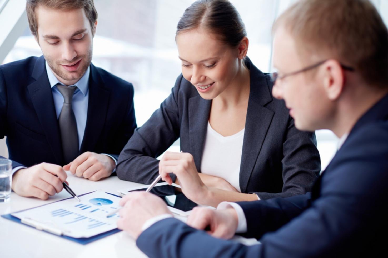 Teilnehmer beim gemeinsamen Austausch über finanzielle Ziele und Strategien