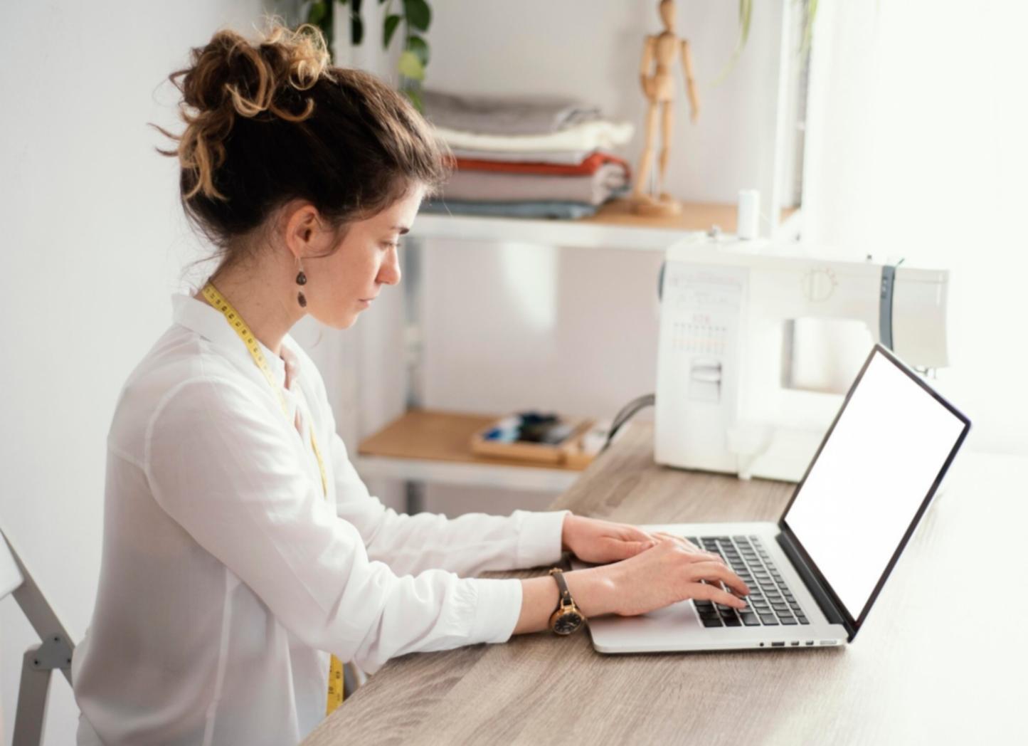 Teilnehmer bei Gruppenübung zu Geldüberzeugungen